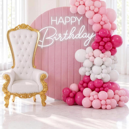 Decor rose avec toile de fond ronde en velours, trone royal blanc et or et guirlande de ballons