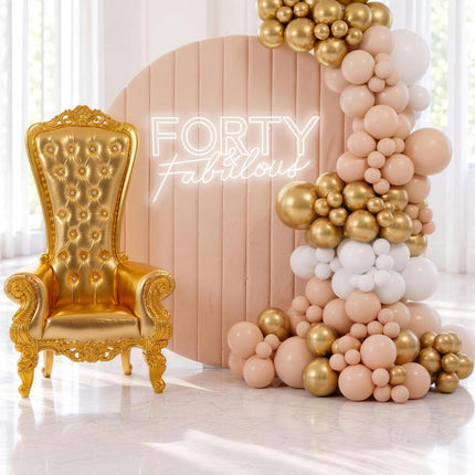 Decor creme et or avec toile de fond ronde en velours, trone royal et guirlande de ballons